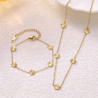 Parure de bijoux dorée en acier inoxydable anti-ternissement, 2 pièces, collier et bracelet fleur à cinq pétales, cadeau pour femmes et jeunes filles, idéal pour les fêtes