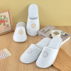 Pantoufles de spa en velours jetables de luxe personnalisées Commodités de voyage douces pour hôtels et spas avec logo personnalisé - Product Image 4