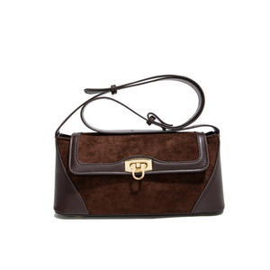 Bolso bandolera de ante marrón y piel con hebilla de metal de estilo vintage. - Product Image 2