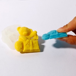 Molde de Silicona para Velas con Forma de Regalo de Abrazo de Oso - Kit para Hacer Velas con Forma de Regalo 3D para Cumpleaños - Product Image 5