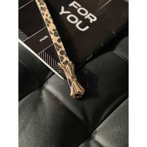 Cinturón de Moda con Estampado de Leopardo y Hebilla de Lazo para Mujer, Diseño Delgado con Hebilla de Aleación de Poliéster - Product Image 1