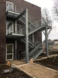 Escalera de Metal para exteriores personalizada, peldaños de escalera de acero industrial, <span class=keywords><strong>escaleras</strong></span> de acero rectas, materiales de construcción para uso en exteriores - Product Image 3