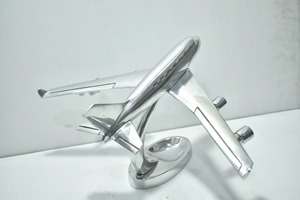 Suministro al por mayor de adornos decorativos de mesa con forma de avión, chapados en plata, de diseño, para exhibición en vitrinas y decoración de interiores, en venta - Product Image 1