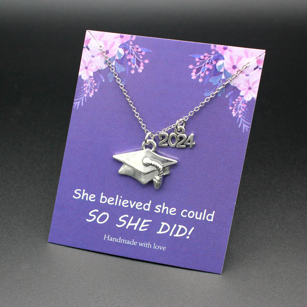 Colares da Turma de 2024 2025 2026 Ela Acreditou Que Podia, Então Ela Fazia  Presente para Formandos Cartão de Desejos Colar de Formatura| Alibaba.com, image size:1000x1000