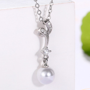 Classico ciondolo in argento 925 con perla d'acqua dolce e strass di cristallo a goccia solitaria per donna, da indossare tutti i giorni - Product Image 1