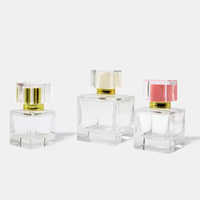 Bouteilles de parfum en verre vides carrées de qualité supérieure 30ml 50ml 100ml Bouchons multicolores Pulvérisateur à pompe Prix d'usine Boîtes en papier d'emballage en carton