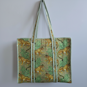 Bolso de mano de algodón acolchado para mujer india, diseño de Jugle bordado con estampado de bloques a mano, cierre de cremallera para llevar de compras - Product Image 1