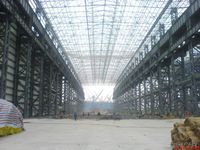 Bâtiments industriels préfabriqués en acier légers et robustes sur mesure : charpentes d'usine, entrepôts, hangars, garages, soudure