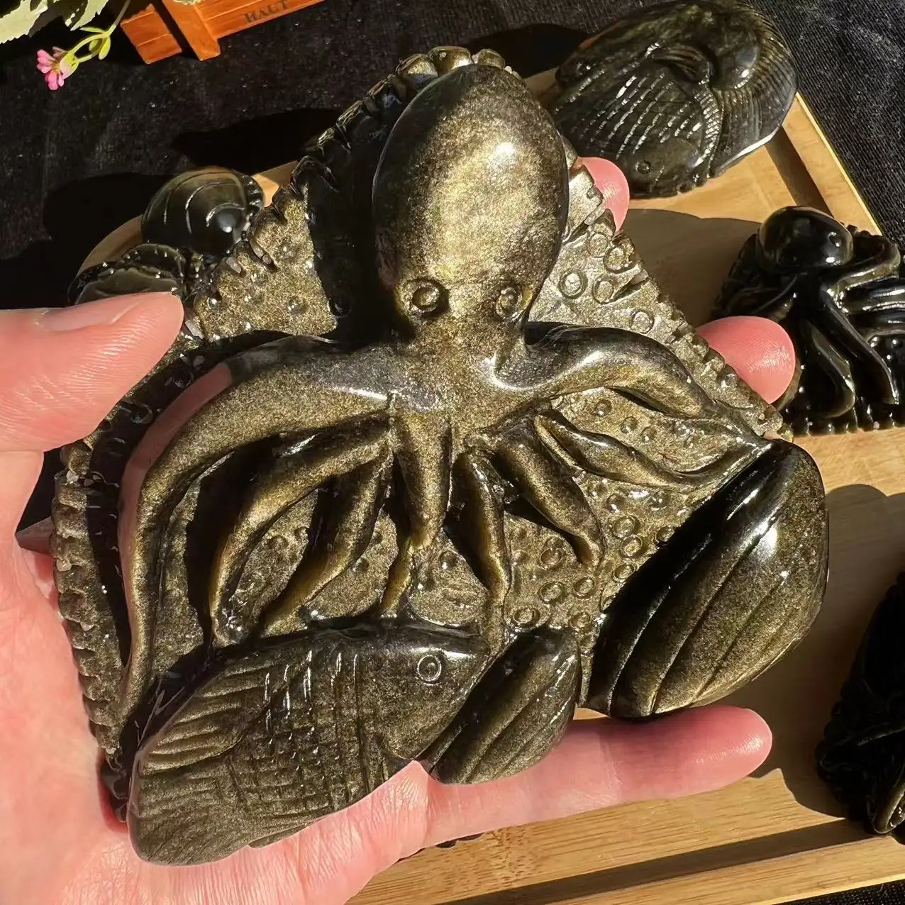 Venta al por mayor de cristal natural Devilfish dorado obsidiana tallado animal marino para la decoración curativa
