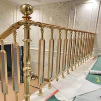Rampe d'escalier en aluminium sculpté de qualité supérieure, finition noir et or, balustrade intérieure de luxe pour villas, hôtels et projets de bureaux