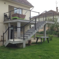 Kit de poteaux de garde-corps horizontaux en acier inoxydable sur mesure OEM/ODM pour la protection des escaliers, balcons, terrasses extérieures et porches