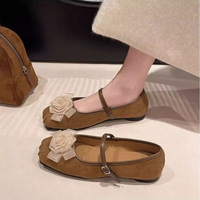 Ballerines plates pour femmes, style français, motif floral délicat, dessus en faux daim souple, bout carré, bride à boucle, antidérapantes, été, directement de l'usine