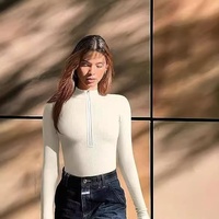 Bodysuit Wanita Seksi Bergaris Satu Potong dengan Ritsleting Depan Lengan Panjang Atasan Bodysuit Warna Solid Bahan Stretch