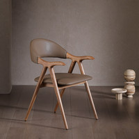 Chaise de salle à manger en bois de frêne massif de style nordique italien avec accoudoirs et dossier en cuir pour la maison et les restaurants