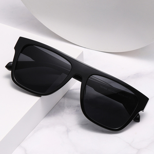 Gafas de Sol al por Mayor de Estilo Sencillo, Lentes Polarizadas Extra Grandes, Modelo TR7549, Gafas Modernas y Elegantes - Product Image 2