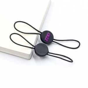 Étiquette de vêtement personnalisée avec logo de marque en relief 3D, boucle de suspension, étiquette en plastique scellée, étiquette durable avec cordon de verrouillage - Product Image 1