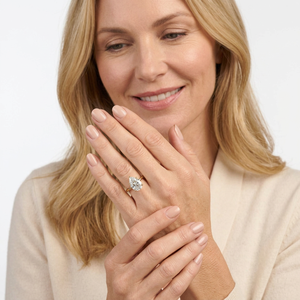 Anillo Solitario de Plata de Ley 925 con Zirconia Corte Pera, Anillo de Compromiso Clásico con Engaste de Garras, Joyería de Promesa Nupcial para Mujer - Product Image 4