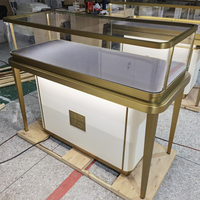 Ensemble de comptoirs de présentation de bijoux personnalisés avec cadre en métal doré et verre, éclairage LED pour les boutiques de bijoux haut de gamme