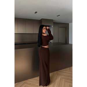 Ensemble jupe et haut à manches longues couleur café foncé avec imprimé unique - Product Image 1