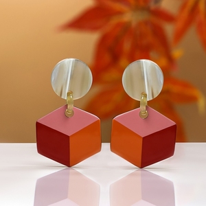 Boucles d'oreilles géométriques en corne de buffle naturelle, légères et artisanales, par Minh Giang Craft Chic, bijoux tendance pour les fashionistas modernes - Product Image 1