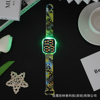 Montre numérique LED lumineuse tendance, nouvelle montre en plastique sur le thème du football, montre créative pour étudiants, minimaliste, multicolore, sportive