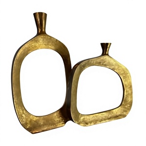 Vase de table moderne fait main au design abstrait, finition dorée, artisanat métallique décoratif, décoration intérieure, vases de luxe, fournitures pour événements - Product Image 1