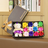 Idées cadeaux pour la Saint-Valentin : ours en peluche, fleur dans une boîte, ours en peluche, fleur de savon, boîte de fleurs artificielles en rose pour la décoration