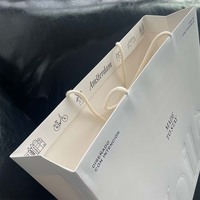 Sac en papier de luxe blanc rigide personnalisé avec poignée intégrée, petit lot, logo gaufré, idéal pour l'emballage de vêtements