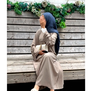 Robe musulmane Kainaat Clay Robes décontractées à manches en crêpe doux Abaya pour femmes - Product Image 6