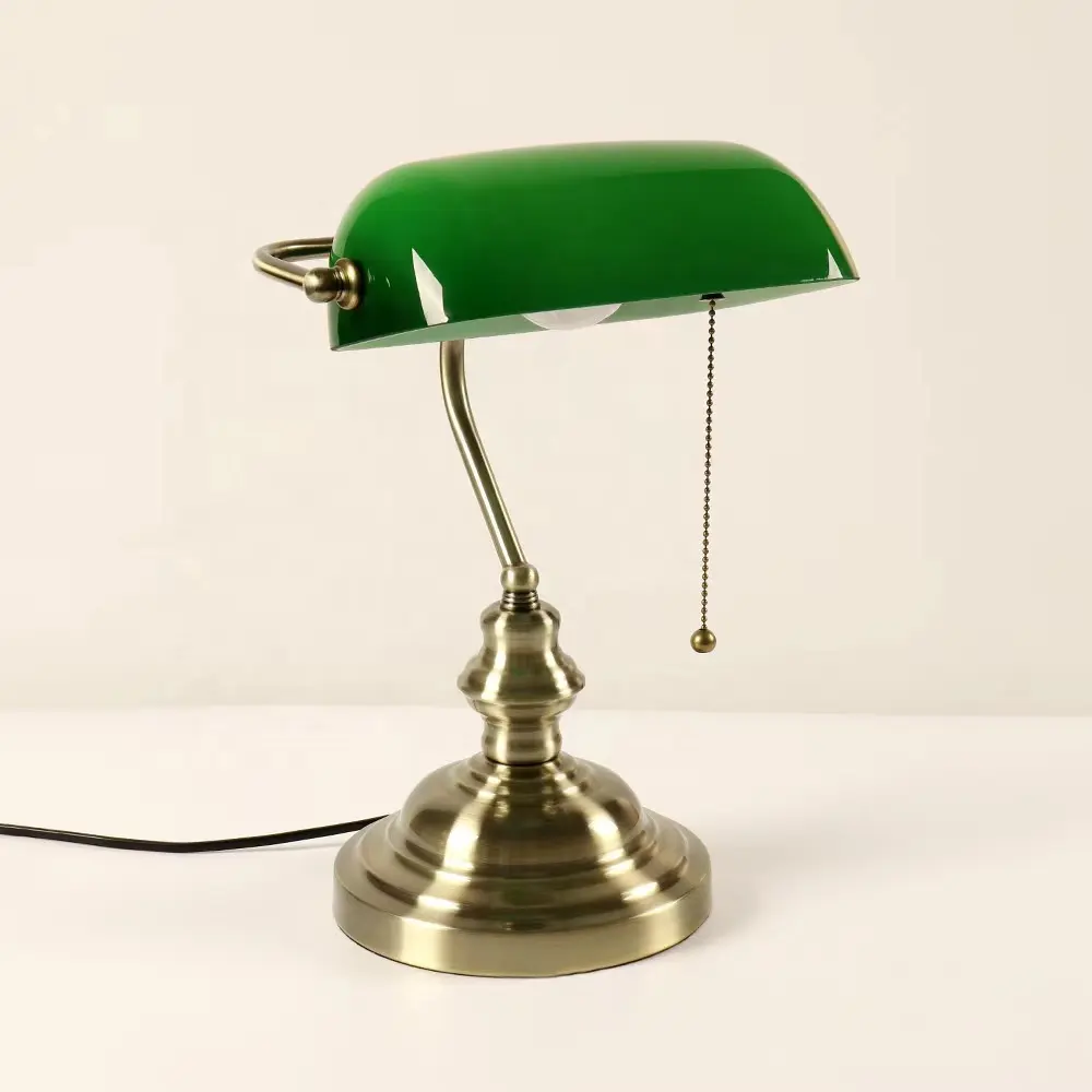 Lámpara de mesa de escritorio vintage clásica de latón antiguo europeo para banquero