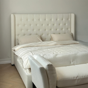 Cama Moderna RH ADLER Tapizada en Tela con Base de Madera y Cabecera Alta, Tamaño King/Queen, 1 Año de Garantía - Product Image 1