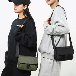 Sac bandoulière croisé personnalisé avec logo, en cuir PU végétalien imperméable, de qualité supérieure, avec rabat et boucle, pour hommes et femmes - Product Image 6