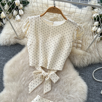 Ensemble deux pièces élégant pour femme : haut à manches courtes bouffantes à pois et jupe midi à volants superposés avec ceinture à nouer