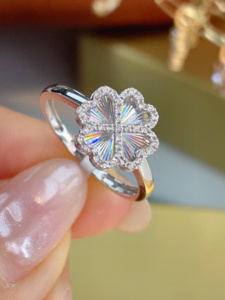 Anillo Xinfly de Oro de 18K con Diamante Natural de 0.15ct y Motivo de Corazón y Trébol de Cuatro Hojas - Product Image 5
