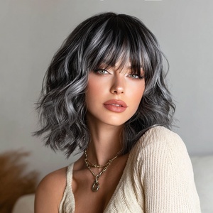Perruque courte ondulée synthétique résistante à la chaleur, <span class=keywords><strong>dégradé</strong></span> gris-noir, <span class=keywords><strong>avec</strong></span> <span class=keywords><strong>frange</strong></span> et mèches, filet à <span class=keywords><strong>cheveux</strong></span> transparent rose SM553 - Product Image 5