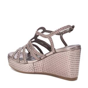Xti Sandalia con cuña para mujer 144056 Zapatos de verano con plataforma y tiras metálicas doradas - Product Image 3