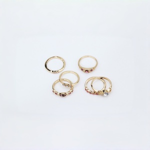Set di Anelli Impilabili Placcati Oro con Gemme per Donne, Incastonatura di Zirconi, Gioielli Eleganti e Minimalisti alla Moda, Regolabili - Product Image 3