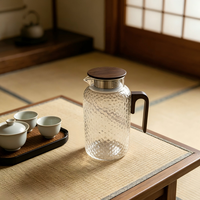 Pichet à eau en verre borosilicate NOBLE HAPPY avec couvercle en bois foncé, infuseur perforé, compatible micro-ondes, résistant à la chaleur, hermétique