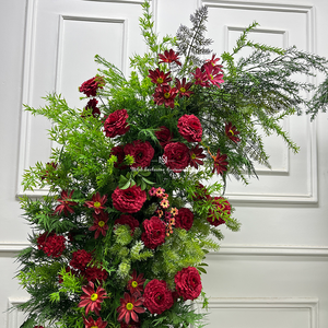 Arche florale en corne de mouton, style New Forest, avec herbe verte et roses rouges, pour événements en milieu végétal et décoration d'ambiance - Product Image 6
