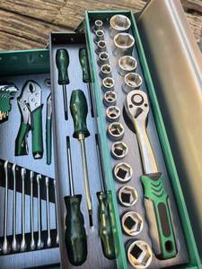 Grüner 85-teiliger Werkzeugsatz Mehrschichtiger Professioneller Werkzeugkasten Komplettes Hardware-Set mit Steckschlüsseln, Schraubenschlüsseln & Zangen - Product Image 5