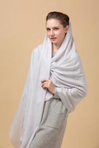 ป้ายโลโก้สีพื้นแบบกำหนดเอง ผ้าพันคอแคชเมียร์ 100% บริการ OEM ผ้าคลุมไหล่เนื้อนุ่มระบายอากาศได้ดี สำหรับของขวัญองค์กร แบรนด์ค้าปลีก - Product Image 3