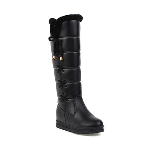 Stivali invernali da donna in pile nero bordati al ginocchio <span class=keywords><strong>con</strong></span> <span class=keywords><strong>zeppa</strong></span> in pizzo Sole stile calore europeo americano per le giornate fredde - Product Image 4