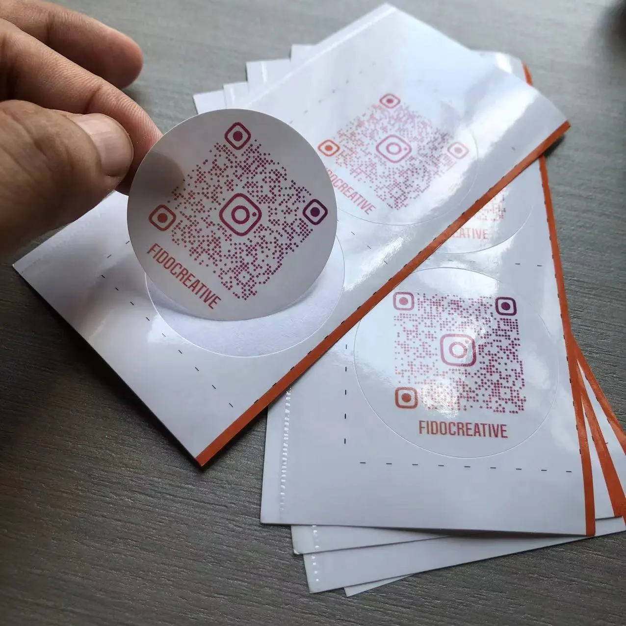 Stiker label kertas daur ulang mengkilap perekat kustom kualitas tinggi dengan kode qr