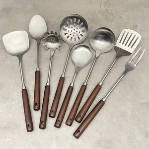 Ensemble d'ustensiles de cuisine <span class=keywords><strong>en</strong></span> acier inoxydable <span class=keywords><strong>en</strong></span> gros avec manche <span class=keywords><strong>en</strong></span> <span class=keywords><strong>bois</strong></span>, <span class=keywords><strong>louche</strong></span>, ustensiles de service pour la cuisine à domicile - Product Image 1