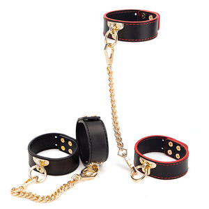Esposas de Cuero Genuino Negras con Cadena Dorada para Uso en Bondage para Adultos - Product Image 1