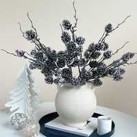 Décoration de Noël : Branche de sapin artificielle effet neige avec 7 pommes de pin séchées, style Wabi-Sabi, pour vitrine de fêtes