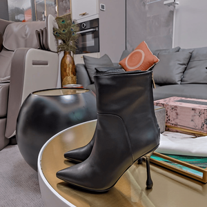 Zapatos Jimmy de Alta Calidad para Mujer Hechos de Cuero de Primera Calidad y Equipados con un Tacón en Forma de Lágrima para una Fácil Limpieza - Product Image 3