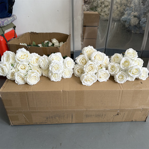 IFG Bouquet di 9 Rose Bianche Artificiali in Seta per Matrimoni e Decorazioni Domestiche - Product Image 5