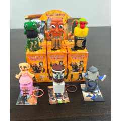 El Clásico de Montañas y Mares viene en un empaque tipo "blind box", con 6 cajas por exhibidor; las baterías no son reemplazables.