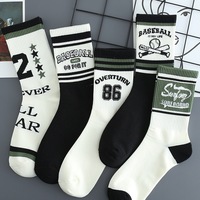 Chaussettes décontractées tendance personnalisées OEM en gros pour hommes et femmes, chaussettes de sport polyvalentes pour étudiants, chaussettes de basket-ball classiques